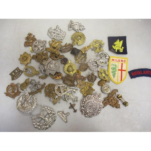 121 - Accumulation including cap badges, collar dogs etc (46, some are restrikes), Victory Medal to 2871 C... 