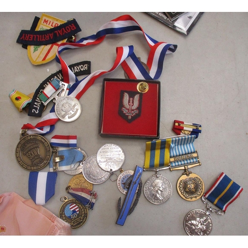 121 - Accumulation including cap badges, collar dogs etc (46, some are restrikes), Victory Medal to 2871 C... 