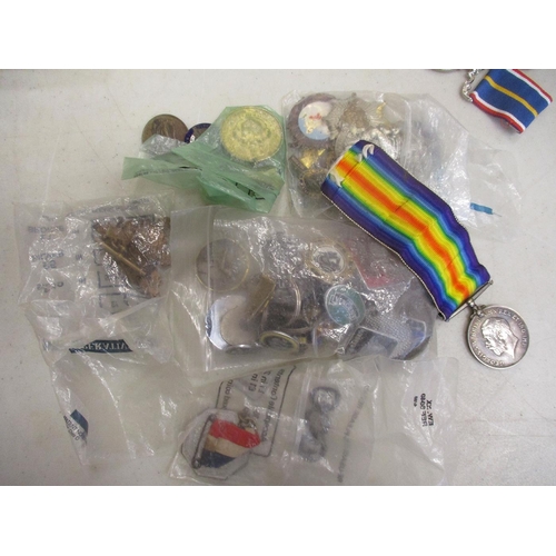 121 - Accumulation including cap badges, collar dogs etc (46, some are restrikes), Victory Medal to 2871 C... 