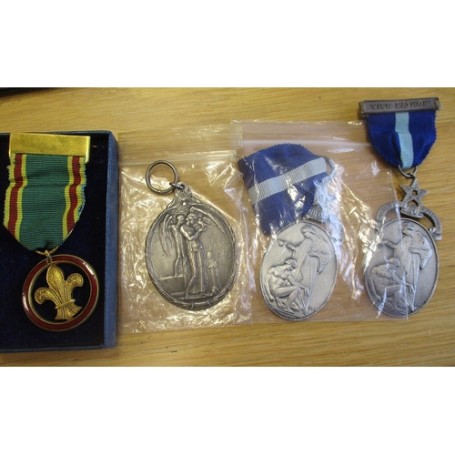 24 - Range with WW1 Memorial Plaque to Gordon Albert Smith, masonic WW1 Peace jewel, Scout enamel medal, ... 