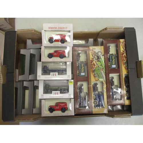 451 - Collection with EFE 00 scale (28), Corgi (43), Lledo, Burago, Budgie, Oxford Diecast, Atlas Editions... 