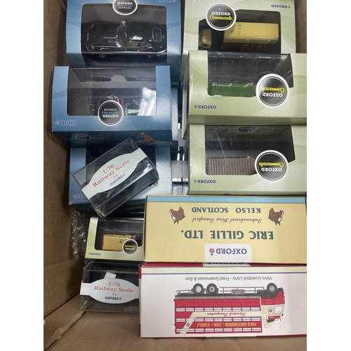 527 - Oxford Die Cast. Collection of boxed 1/76 with Horsebox No 76RAB008, Horse trailer No 76MH009, Ascot... 