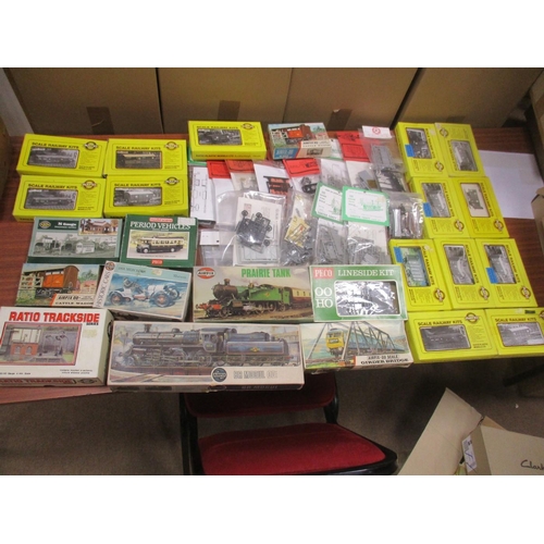 544 - Collection of unbuilt OO gauge model kits, generally mint in excellent to near mint boxes/packets, i... 