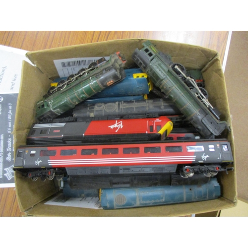 572 - Extensive collection of boxed and unboxed locomotives (14), Coaches, Wagons, Buildings with kits, Ac... 