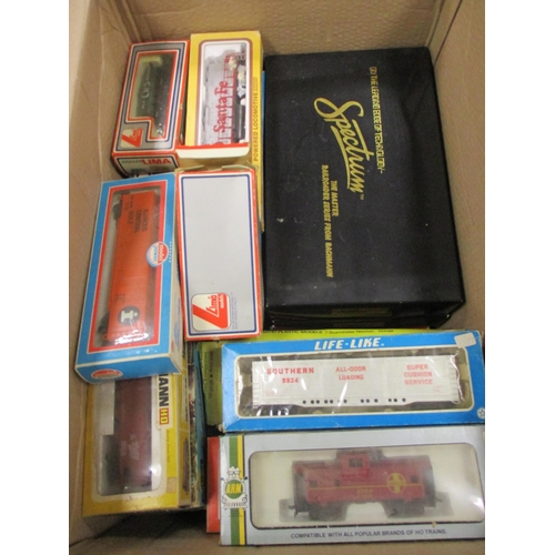 575 - Collection of locomotives, coaches and wagons generally mint in excellent boxes featuring Bachmann, ... 