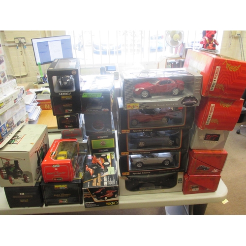 425 - Collection of cars predominantly 1:18 scale generally mint in excellent to near mint boxes, Maisto (... 