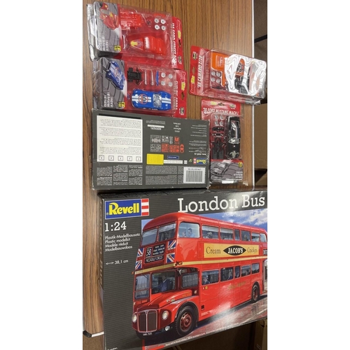 541 - Collection of kits with Revell 1/24 London bus No 07651, 69 Comaro No 851749, Ford Mustang No 851748... 