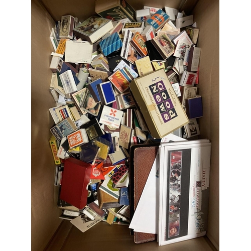 363 - Accumulation with cigarette cards loose, in albums, frames and paper albums, accessories, dolls, Pin... 