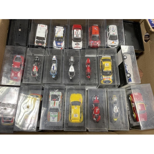 405 - Collection with 1/43 DeAgostini rally cars, mixed racing cars and bikes in clear plastic display cas... 