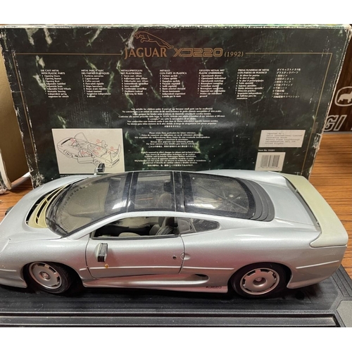 469 - Collection with 1/12 Revell ‘64’ Ferrari 250 GTO No 8850, Maisto Jaguar XJ220 1992 No 33201 plus 1/2... 