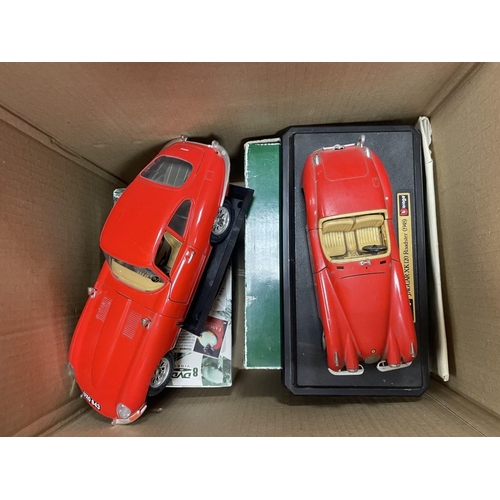 469 - Collection with 1/12 Revell ‘64’ Ferrari 250 GTO No 8850, Maisto Jaguar XJ220 1992 No 33201 plus 1/2... 