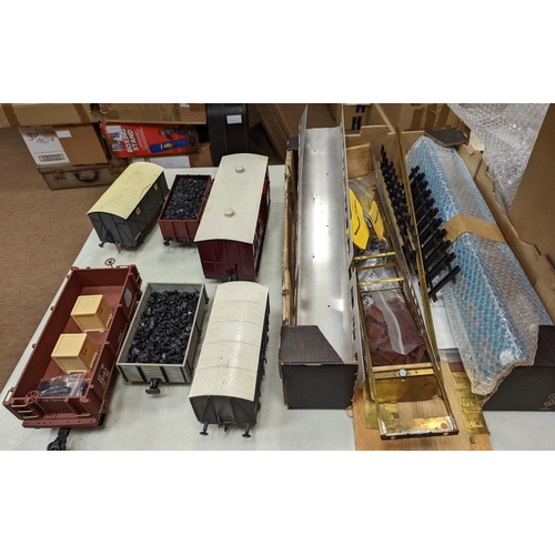 548 - Collection of Gauge 1 wagons and Gauge 1 misc items, generally very good to excellent, with Wagons (... 