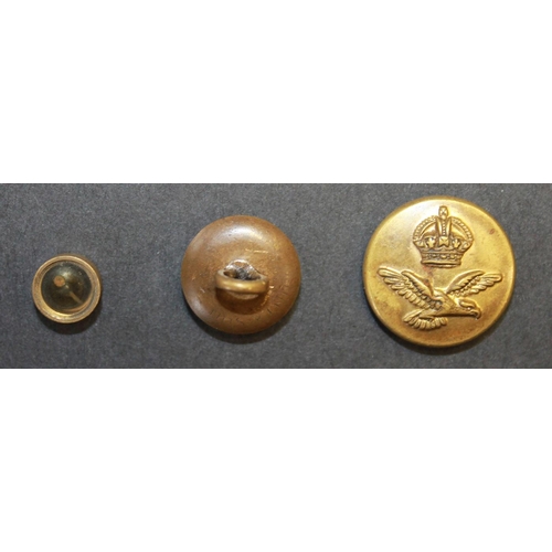 131 - WW2 RAF button containing escape compass, button by Gaunt & Son (naming party rubbed), compass 6mm a... 