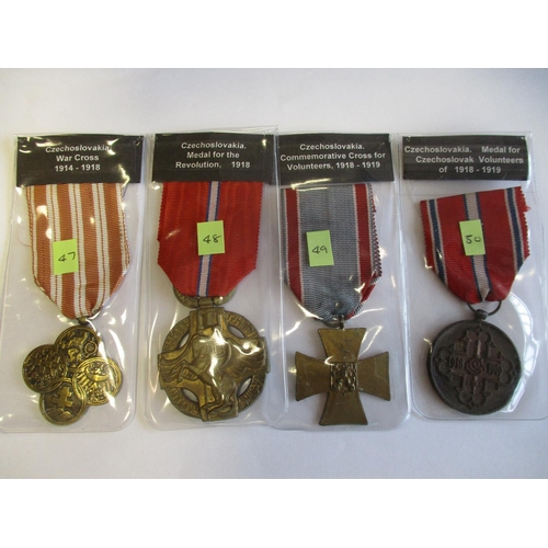 62 - World range including Greece (5) 1940 War Cross 3rd Class, 1940 Medal For Outstanding Acts, 1940-41 ... 