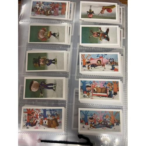 30 - Collection with plastic leaves and loose including complete sets with trade cards Barratt 7 Co Magic... 