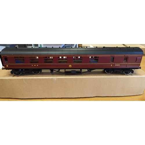 524 - Range of O Gauge kit built coaches (4), Wagons (4), generally finished to an excellent standard. Plu... 