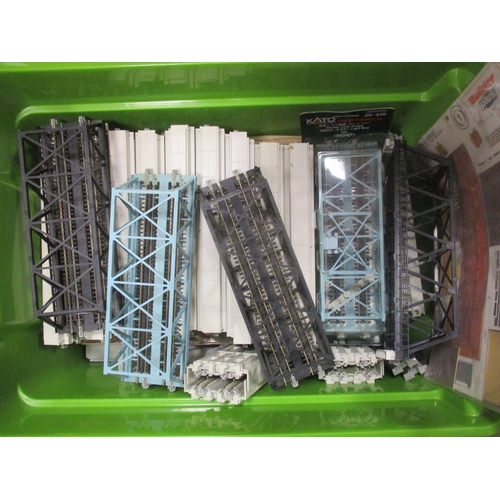 528 - Accumulation of N gauge locomotives, coaches, wagons, track, buildings, kits and accesories, some mi... 