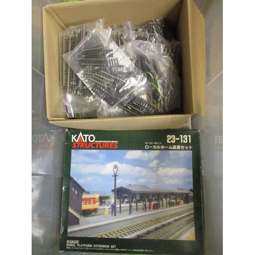 528 - Accumulation of N gauge locomotives, coaches, wagons, track, buildings, kits and accesories, some mi... 