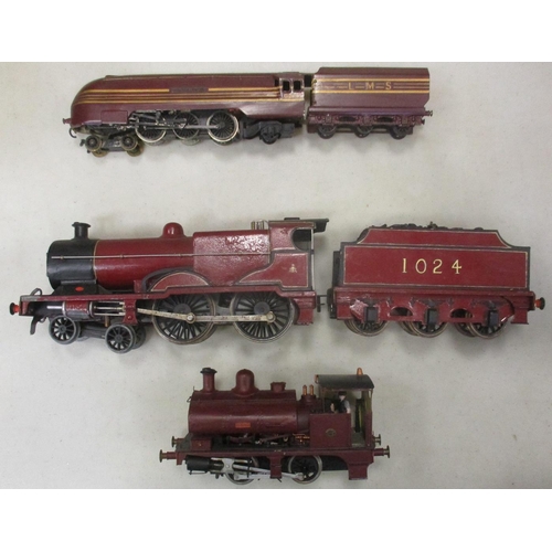 285 - Pair of unboxed O gauge locomotives, near excellent condition, with 4-4-0 maroon No.1024 with tender... 