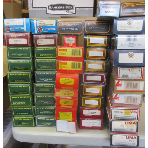 305 - Collection of OO gauge coaches and wagons, generally mint in very good to near mint boxes, with Bach... 