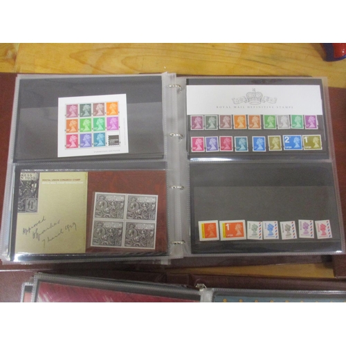 389 - 1970s-2010s coln of decimal commem and defin pres packs and booklets. Face value £3100 (3B)