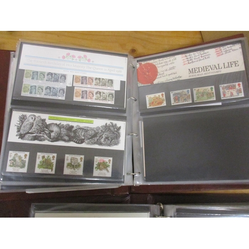 389 - 1970s-2010s coln of decimal commem and defin pres packs and booklets. Face value £3100 (3B)