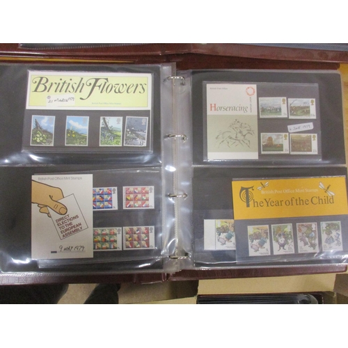 389 - 1970s-2010s coln of decimal commem and defin pres packs and booklets. Face value £3100 (3B)