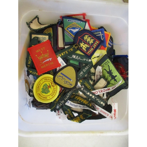 149 - Scout collection in 3 tubs including leather belt and Allzeit Bereit buckle, woggles, cloth badges, ... 