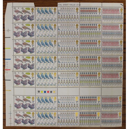 394 - Decimal UM plate blocks of 4, in 3 books and loose. Face value £1820. (2B)