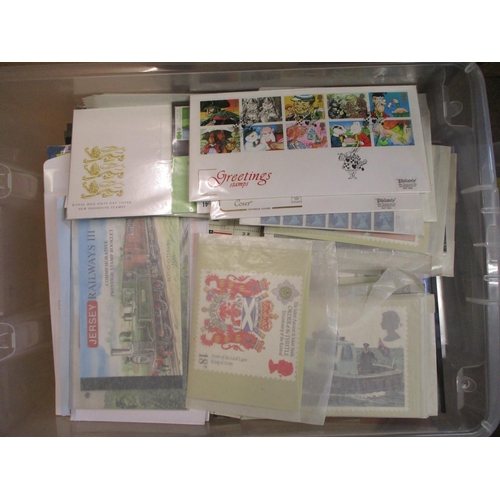 250 - Estate clear-out lot, in box and tub, mainly QE misc, in albums and much loose, with PHQ cards, FDC'... 