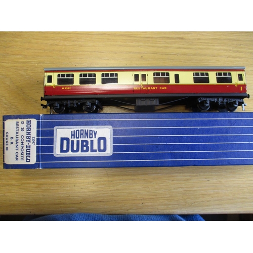 429 - Hornby Dublo. Collection with LMS maroon 6231 Duchess of Atholl 4-6-2 locomotive & tender No EDL2, R... 