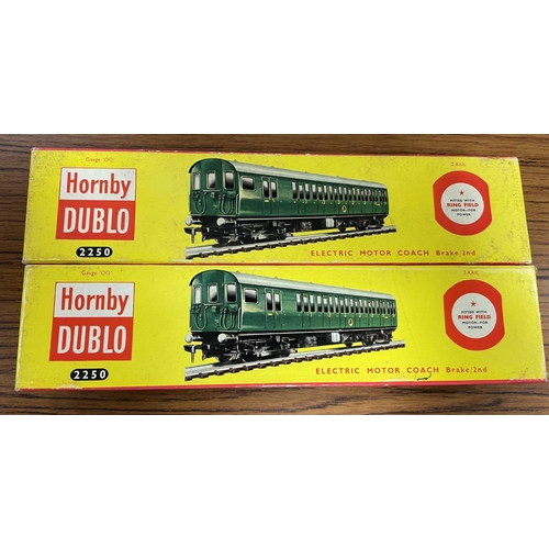 435 - Hornby Dublo. Electric motor coach brake 2nd S.65326 No 2250 with packing rings and one on other, ge... 