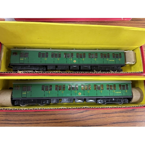 435 - Hornby Dublo. Electric motor coach brake 2nd S.65326 No 2250 with packing rings and one on other, ge... 