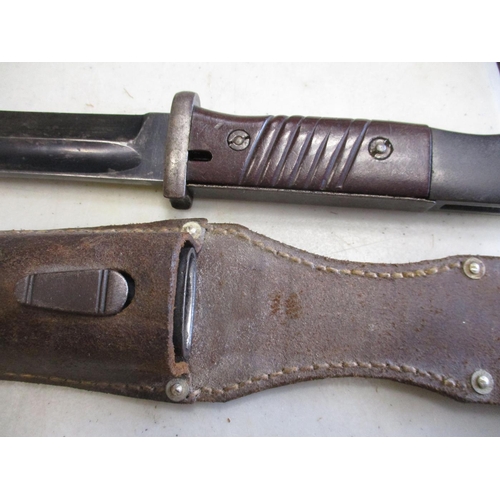 129 - Bayonet and scabbard range with 1907 Pattern Sanderson dated June 1916, No 4 Mk II spike and German ... 