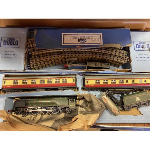 495 - Collection with OO gauge including Hornby Dublo set with steam locomotive with tender Duchess of Mon... 