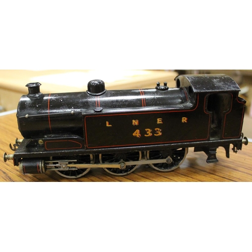 354 - Bassett-Lowke. Pair of unboxed O gauge LNER locomotives in very good to excellent condition, with 0-... 