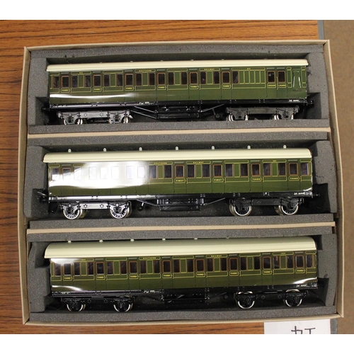 384 - Darstaed. Set of 3 O gauge SR green coaches, near mint in near mint box. (B)