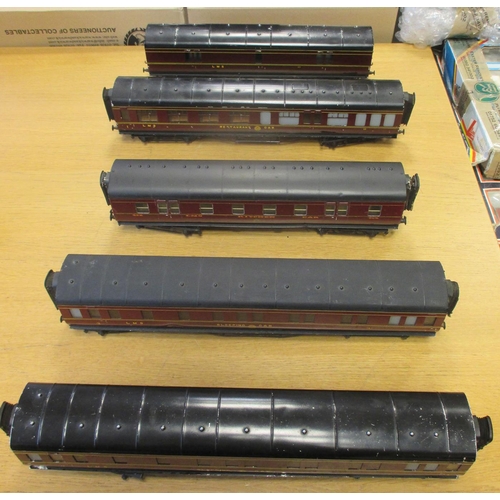 386 - Exley or similar. O gauge collection of LMS maroon coaches, generally very good to excellent. Qty 11... 