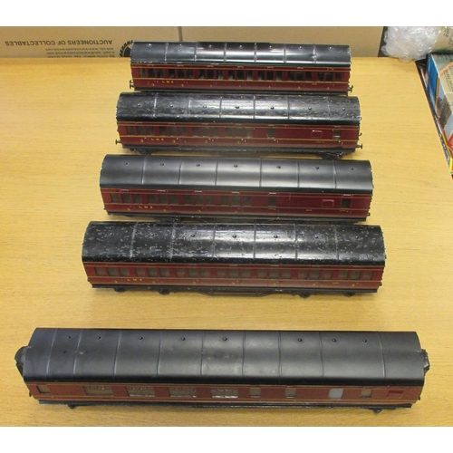 387 - Exley or similar. O gauge collection of LMS maroon coaches, generally very good to excellent. Qty 12... 