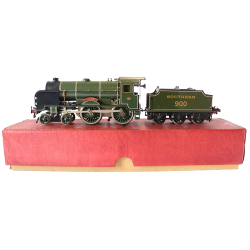 402 - Hornby. O gauge 4-4-0 clockwork locomotive and tender Southern green Schools 'Eton' No.900 good plus... 