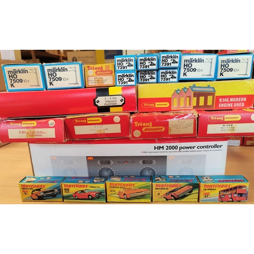 510 - OO Gauge Hornby collection in generally fair to very good boxes with HM 2000 power controller, Locom... 