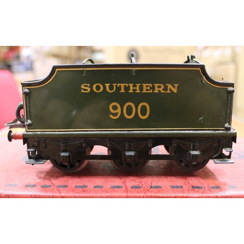 402 - Hornby. O gauge 4-4-0 clockwork locomotive and tender Southern green Schools 'Eton' No.900 good plus... 