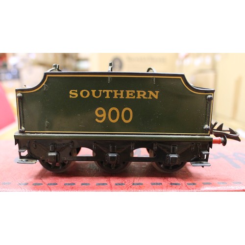 402 - Hornby. O gauge 4-4-0 clockwork locomotive and tender Southern green Schools 'Eton' No.900 good plus... 