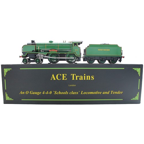 340 - ACE Trains. O gauge 4-4-0 Schools Class 'Sevenoaks' SR green No.935 locomotive and tender, near mint... 