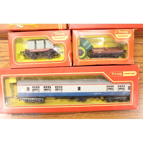 507 - Hornby. Collection with boxed OO gauge Triang including steam locomotive with tenders (6), steam (1)... 