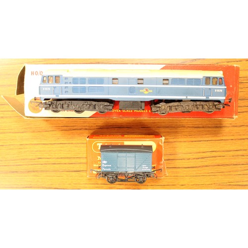 507 - Hornby. Collection with boxed OO gauge Triang including steam locomotive with tenders (6), steam (1)... 