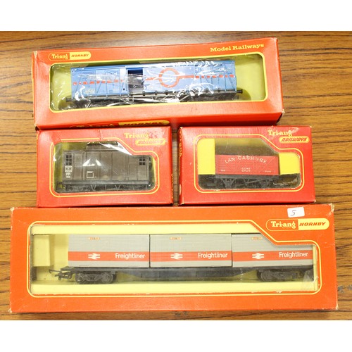 507 - Hornby. Collection with boxed OO gauge Triang including steam locomotive with tenders (6), steam (1)... 