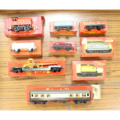 507 - Hornby. Collection with boxed OO gauge Triang including steam locomotive with tenders (6), steam (1)... 