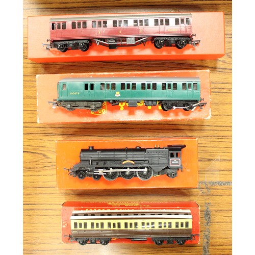 507 - Hornby. Collection with boxed OO gauge Triang including steam locomotive with tenders (6), steam (1)... 