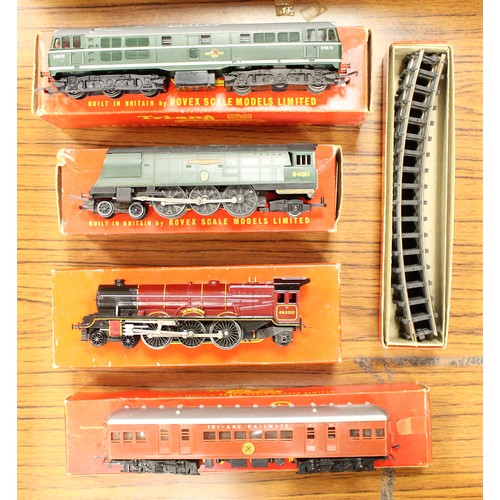 507 - Hornby. Collection with boxed OO gauge Triang including steam locomotive with tenders (6), steam (1)... 